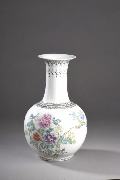 null Vase de forme balustre en porcelaine blanche décorée d‘émaux du style de la...