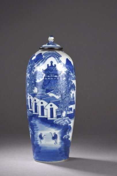 null Vase couvert de forme ovoïde en porcelaine blanche à décor en bleu sous couverte...