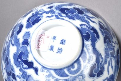 null Lot de trois bols en porcelaine blanche à décor en bleu sous couverte :


-	bol...