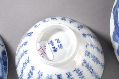 null Lot de trois bols en porcelaine blanche à décor en bleu sous couverte :


-	bol...