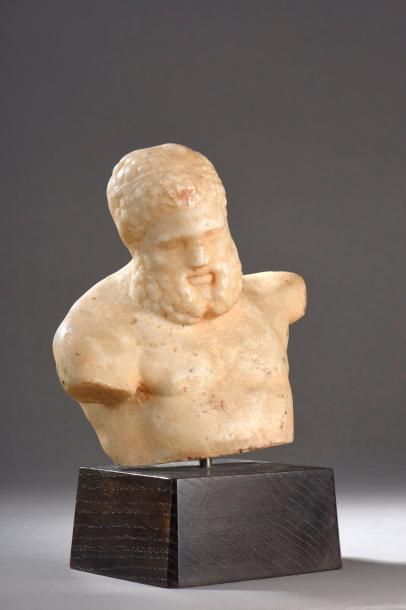 null 
Buste de l’Hercule Farnèse

Albâtre

Hauteur : 28 cm dont base carrée en bois...