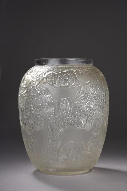 null LALIQUE René (1860-1945) 


	Vase « Biches ». Épreuve de tirage industriel réalisée...