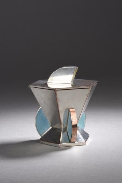  Jean GOULDEN (1878-1946) 
	Boite hexagonale en cuivre argenté, décor de trois ailettes...