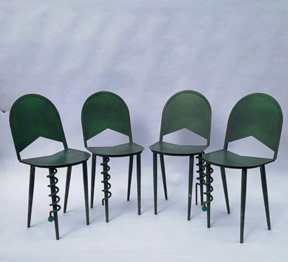 null DAUM (pour la Maison)


	Suite de quatre chaises en tôle laquée verte à dossier...