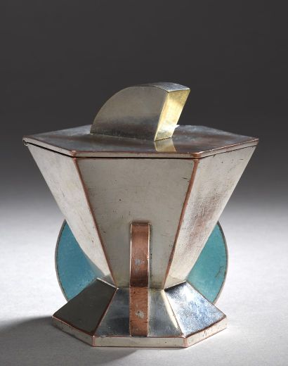 null Jean GOULDEN (1878-1946)


	Boite hexagonale en cuivre argenté, décor de trois...