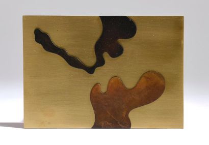 null Jean LEGROS (1917-1981) 

Relief en laiton jaune et noir. 

11,5 x 16 cm