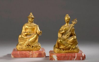 null DEUX STATUETTES en bronze doré représentant un couple de chinois musiciens (manque...