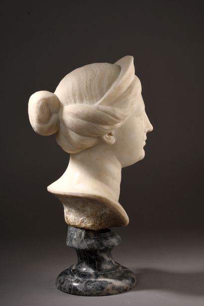 null Ecole française vers 1800

Buste de femme

Marbre blanc et piédouche en marbre...