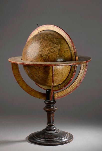 null Globe terrestre en bois et papier, signé Delamarche et daté 1828.

Pied tourné...
