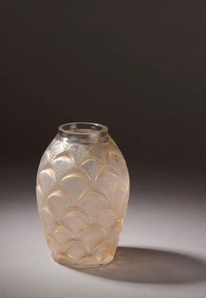null René LALIQUE (1860-1945) 

Vase « Herblay ». Épreuve de tirage industriel réalisée...