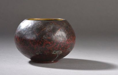 null LINOSSIER Claudius (1893-1953) 

	Vase ovoïde en dinanderie à motifs de losanges...