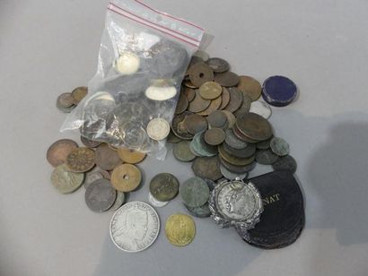Lot comprenant divers pièces de monnaie et...
