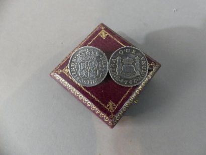 null 2 pièces de 8 reals en argent 1746. Montées en broche.

(Les deux pièces sont...