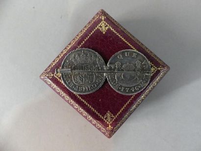 null 2 pièces de 8 reals en argent 1746. Montées en broche.

(Les deux pièces sont...