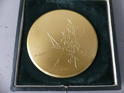 null Georges MATHIEU (1921-2012)

Aquitaine 

Médaille en métal doré, dans un écrin

Diam....