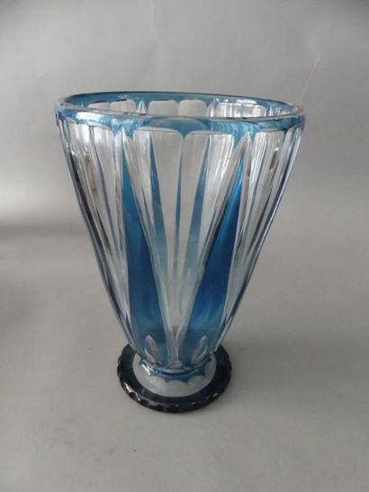 null Vase en cristal taillé bleu

H : 35,5 cm

(Petit éclat à la base)