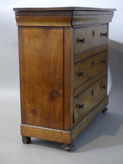 null Petite commode de poupée ouvrant à trois tiroirs.

50 x 55 x 22 cm