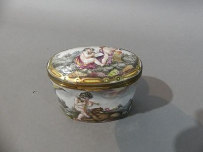 null Boite ovale en porcelaine de Capodimonte à décor polychrome de putti dans un...