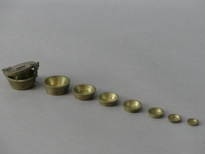  Petite PILE DE POIDS tronconique en bronze à couvercle à charnière, de 200 grammes....