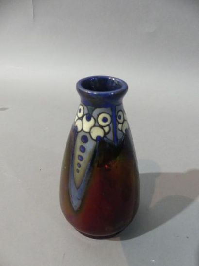 null MONTIERES

Vase en faience irisée à décor émaillé

Haut. 13 cm