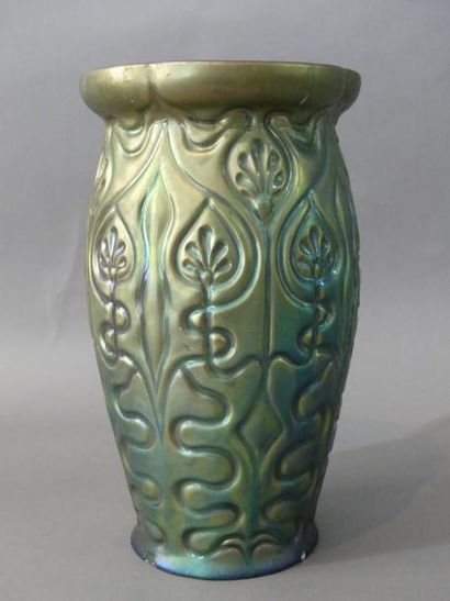 null SZOLNAY

Vase en faience irisée à décor de fleurs stylisées. 

Haut. 32 cm
...