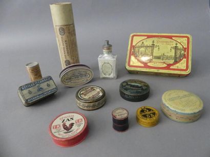 null Ensemble de 12 BOÎTES en carton et tôle imprimés indiquant : poudre de savon,...