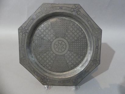 null Assiette Kairouan en métal à décor ciselé.

Diam. 28 cm