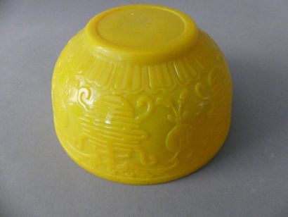 null CHINE

Bol en verre monochrome jaune, dit "vert de Pékin"