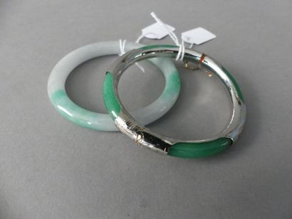 null Lot de 2 bracelets en jade, jadéïte couleur verte, dont l'un teinté à monture...