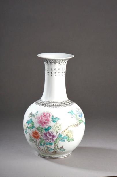 Vase de forme balustre en porcelaine blanche...