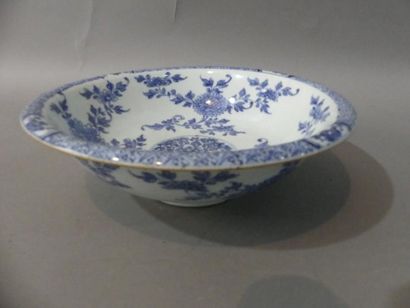 null Assiette creuse en porcelaine blanc bleu à décor floral.

Chine

Diam : 26,5...