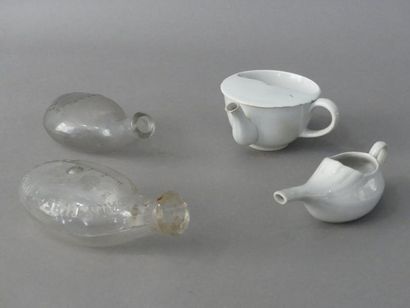 null Lot composé de : deux BIBERONS oblongs en verre marqués « Ripert », et « Le...