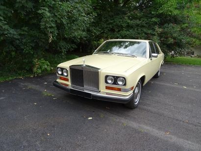 null ROLLS ROYCE CAMARGUE - 1980 
Couleur crème, magnifique sellerie cuir marron...