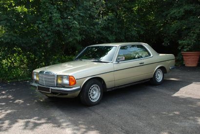 null MERCEDES-BENZ 280 CE (c 123) - 1983,
Première main avec ses carnets et bon de...