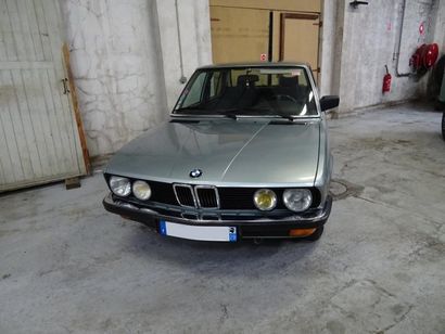 null BMW 518 - 1984
Gris métal, sellerie velours bleu. 88000km. Véhicule dans un...