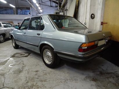 null BMW 518 - 1984
Gris métal, sellerie velours bleu. 88000km. Véhicule dans un...