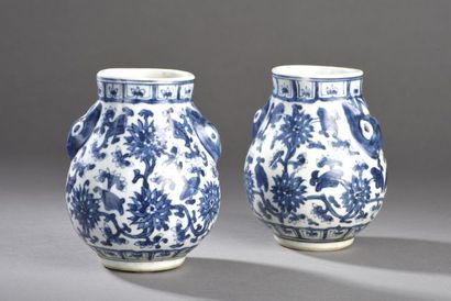 null + LOT 301Paire de petits vases de forme zun en porcelaine à décor en bleu sous...