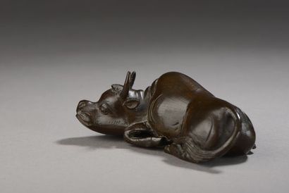 null Statuette en bronze à patine brune représentant un buffle couché. Japon, période...