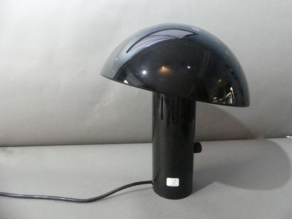 null Lampe de table à chapeau basculant, en métal laqué noir.
H : 30 cm