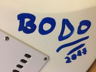 null George BODOCAN dit BODO (1979)
Sans titre
Technique mixte sur guitare Stratocaster.
Signée.
101...