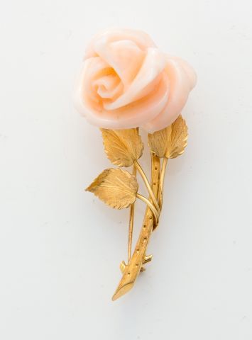 null Broche en or jaune 18K 750 en forme de rose, la fleur en corail rose.
Hauteur...