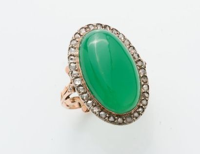 null Bague en or et argent sertie d’un cabochon ovale d’agate verte, entourage de...