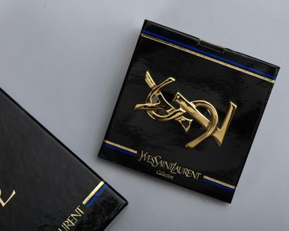 null Yves Saint LAURENT
Une ceinture en métal doré, modèle ATAMAN, dans sa boîte,...