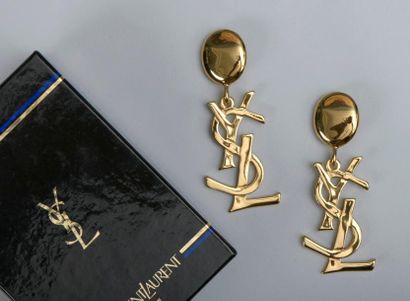 null Yves Saint LAURENT
Une ceinture en métal doré, modèle ATAMAN, dans sa boîte,...