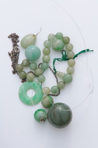 null Lot de pierres vertes comprenant un petit disque bi en jade-jadéite vert vif,...