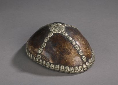 null Coupe libatoire au naturel montée de crânes stylisés en argent.
Tibet, XIXè...