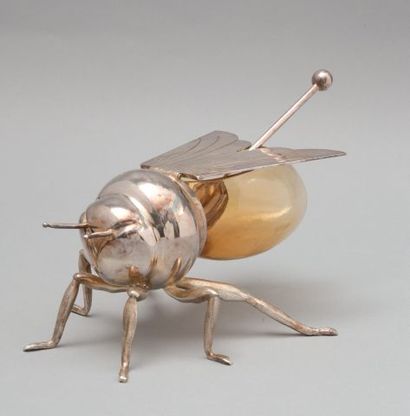 null MAPPIN & WEBB
Pot à miel en forme d'abeille en métal argenté et verre fumé....