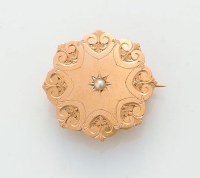 null Une broche en ors polychromes 18K, 750‰. 
De forme ronde polylobée, gravée et...