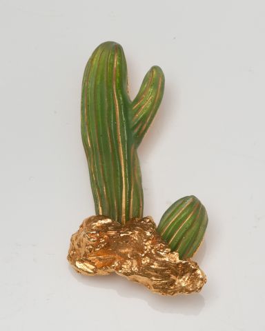 null DAUM par Hilton Mc CONNICO
Une broche en métal doré ornée d’un important cactus...