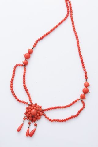 null Collier en or jaune 18K 750‰ et corail, composé de rangs de petites perles et...